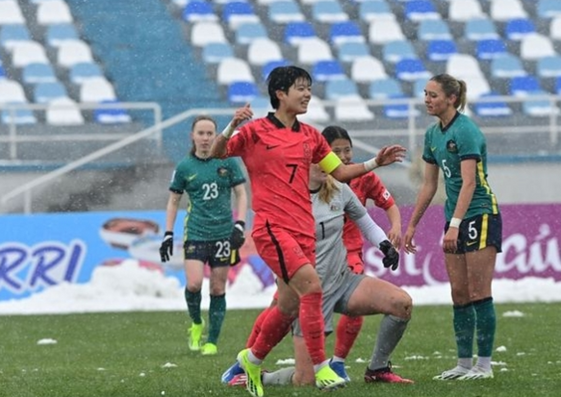 包含世界女足比赛决赛圈开战，激战连连的词条