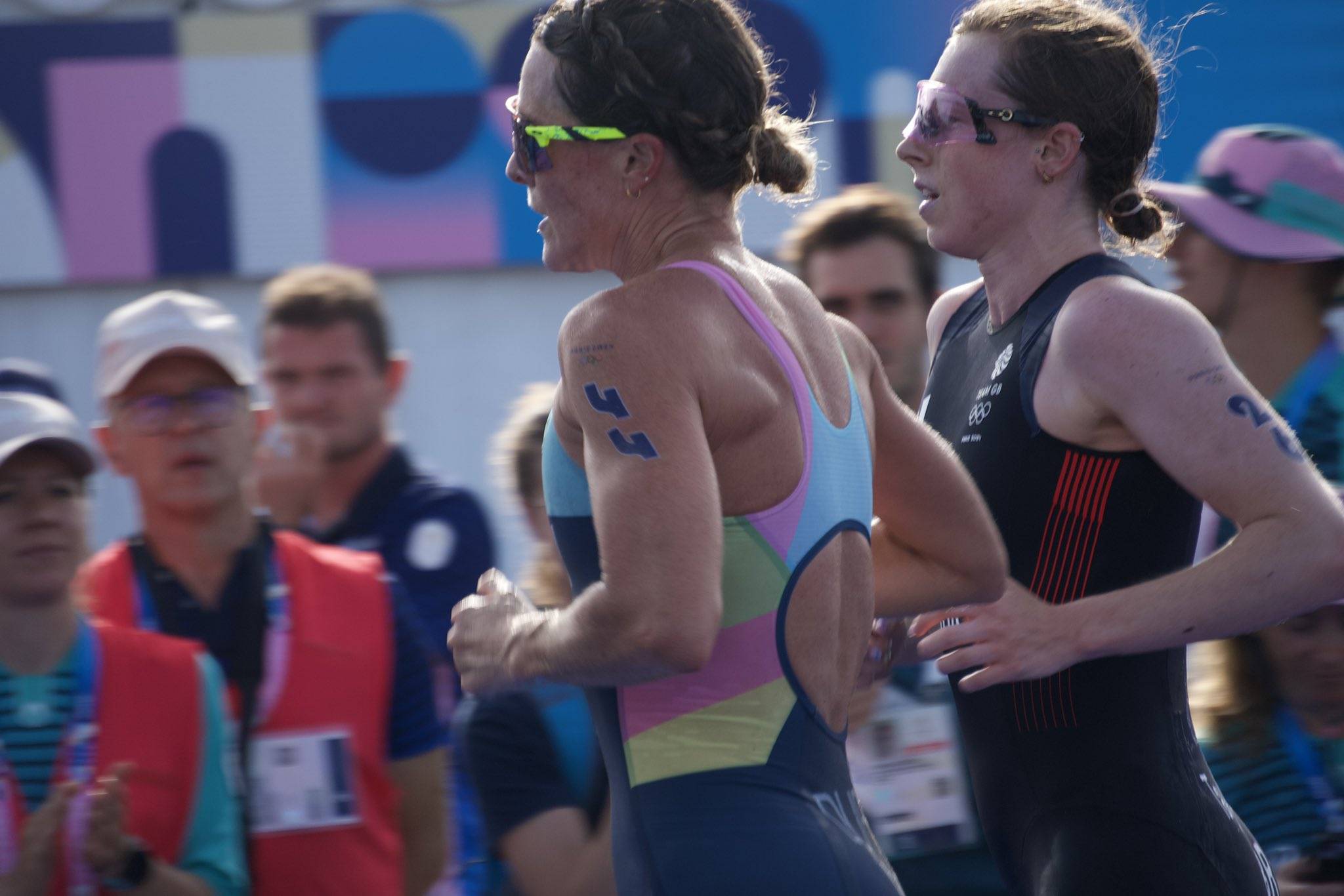 足球联赛奋力拼搏：女将豪取胜利夺魁的简单介绍