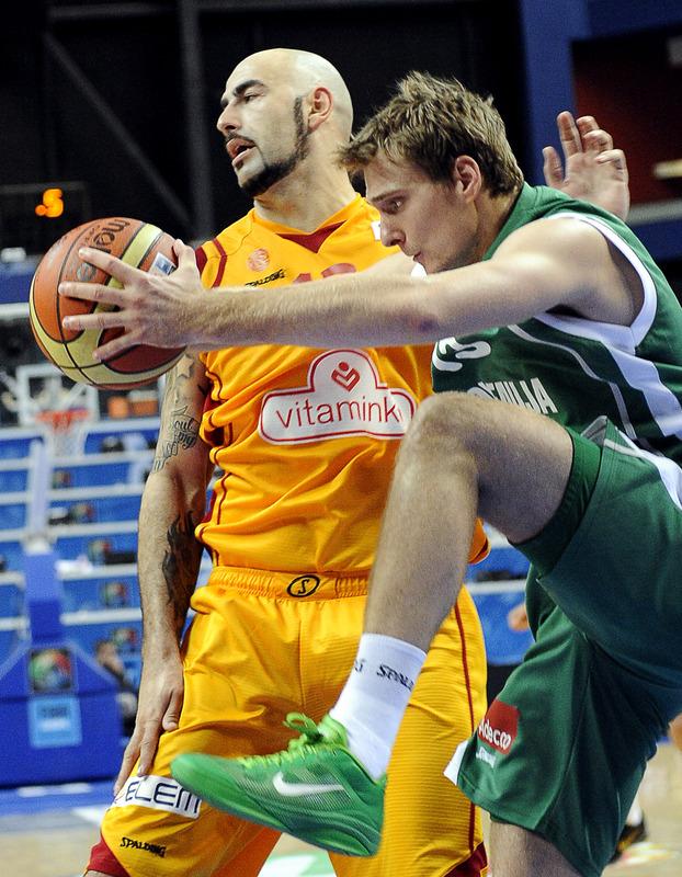 包含马其顿爆冷淘汰斯洛文尼亚，闯入四强的词条