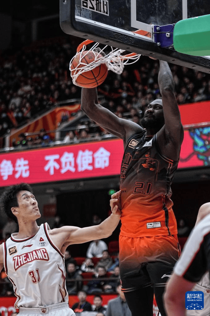 男篮职业联赛中球员的技惊四座扣篮表演