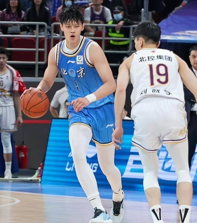 上海男篮豪取胜利，球员表现可圈可点的简单介绍