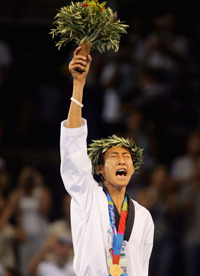 印度队获得跆拳道比赛胜利，登上领奖台的简单介绍