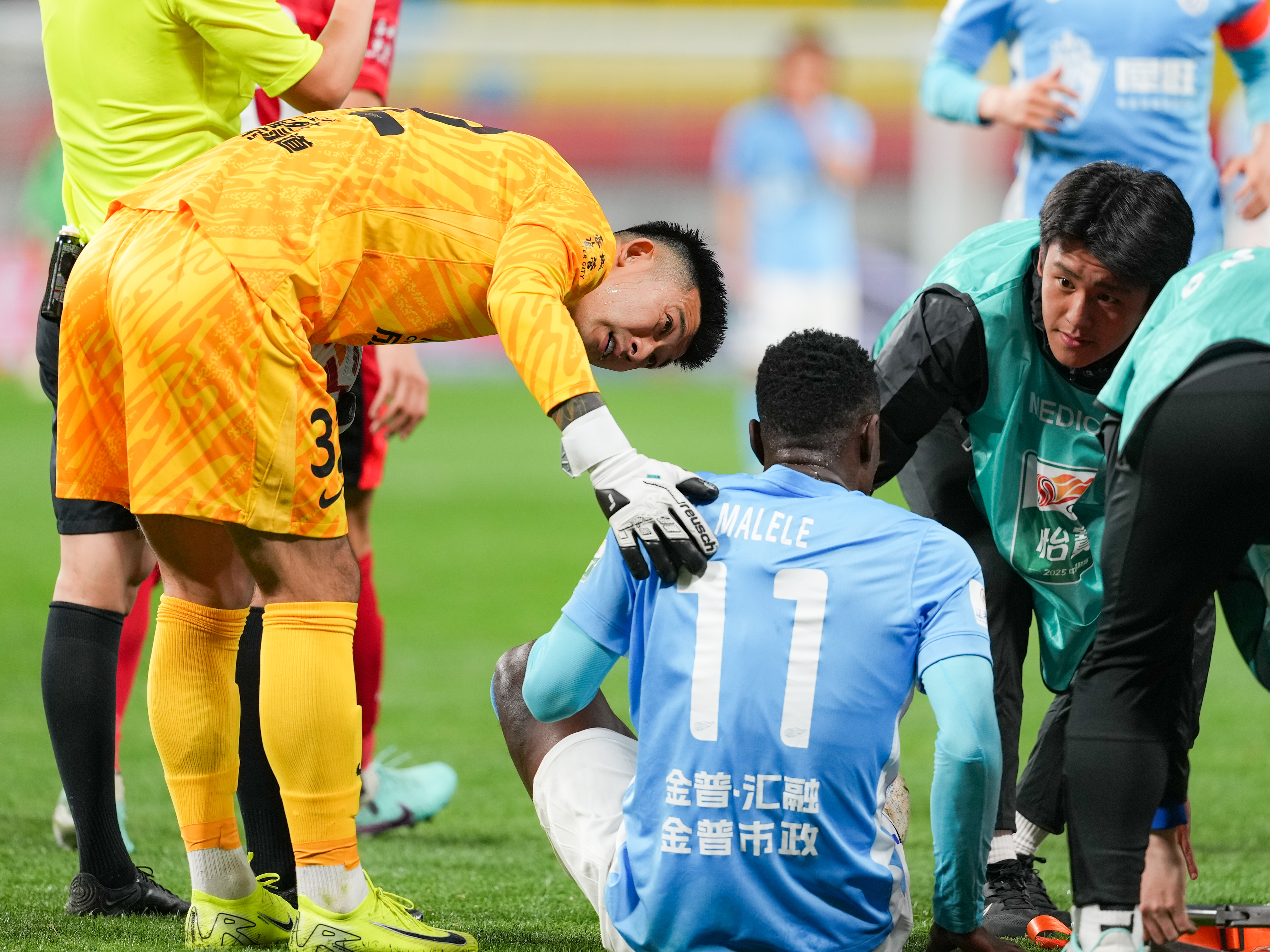 足球比赛激烈程度引发球迷投入关注