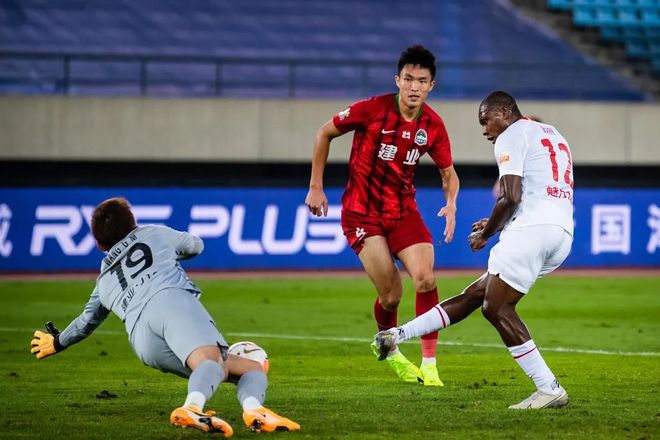 保级大战拉开序幕,深圳佳兆业主场不敌河南建业 保级大战拉开序幕,深圳佳兆业主场不敌河南建业