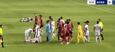 保级大战拉开序幕,深圳佳兆业主场不敌河南建业 保级大战拉开序幕,深圳佳兆业主场不敌河南建业