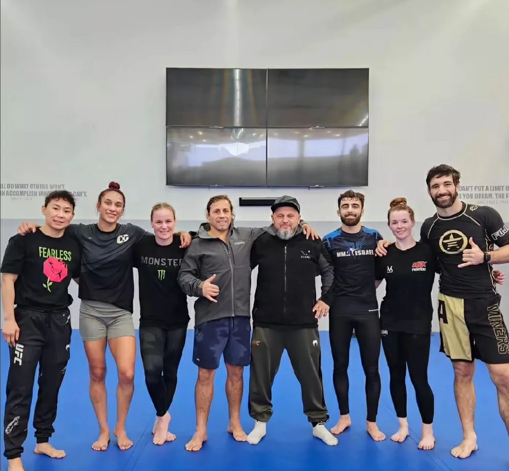 教练组组织了一次特殊的训练，为比赛做准备