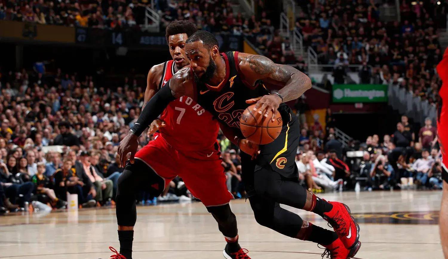 湖人胜勇士，詹姆斯狂砍35分