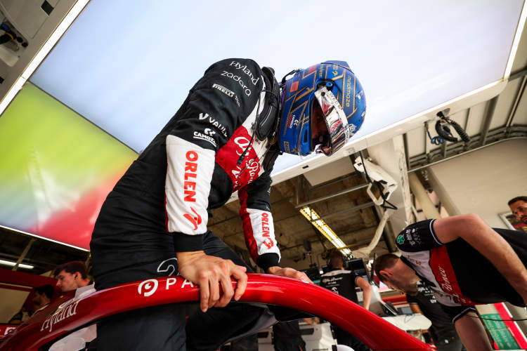 威廉姆斯险胜红牛二队，周冠宇关键制胜