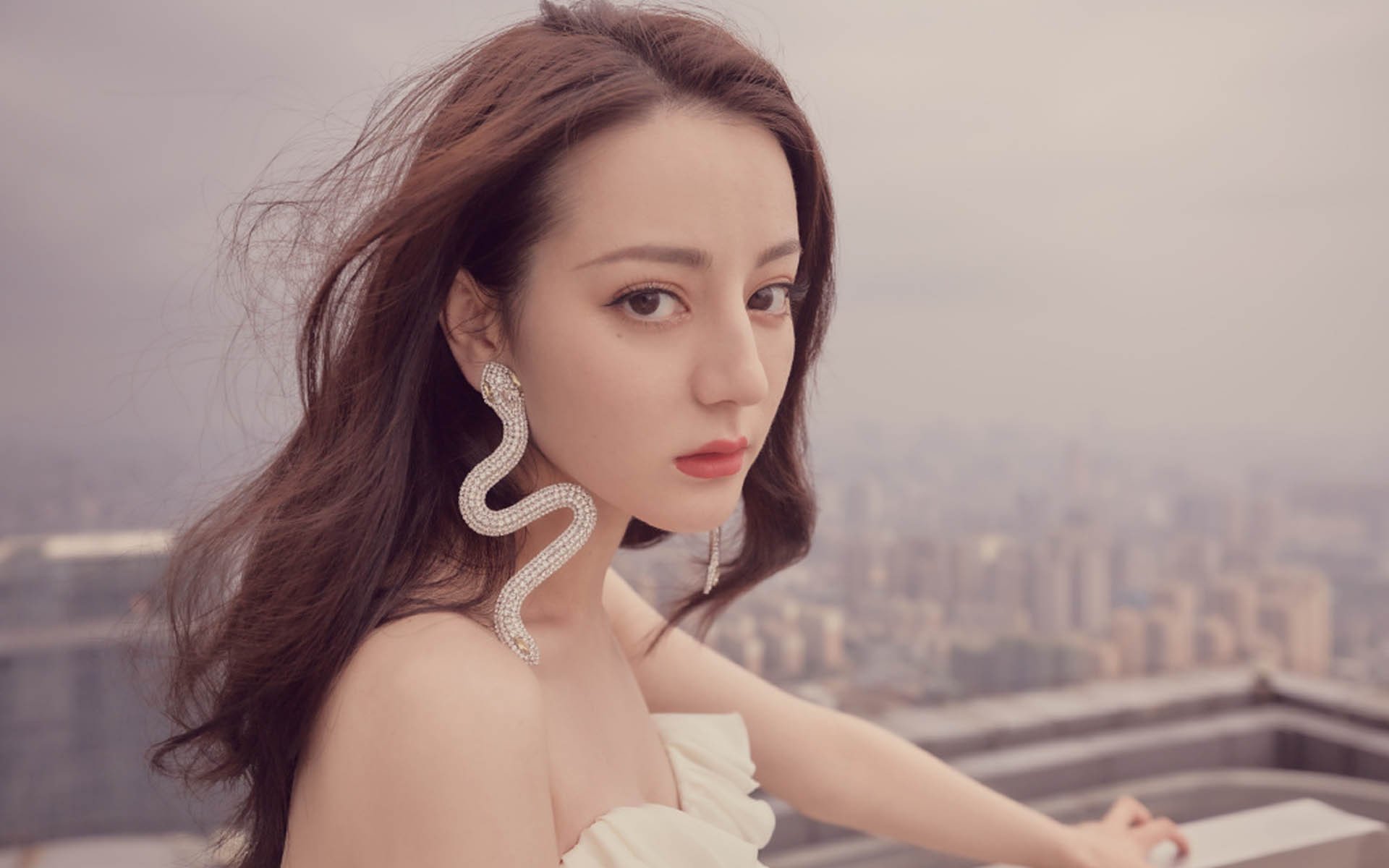 绿茵场与篮球馆，跨越时空的体育意志交响