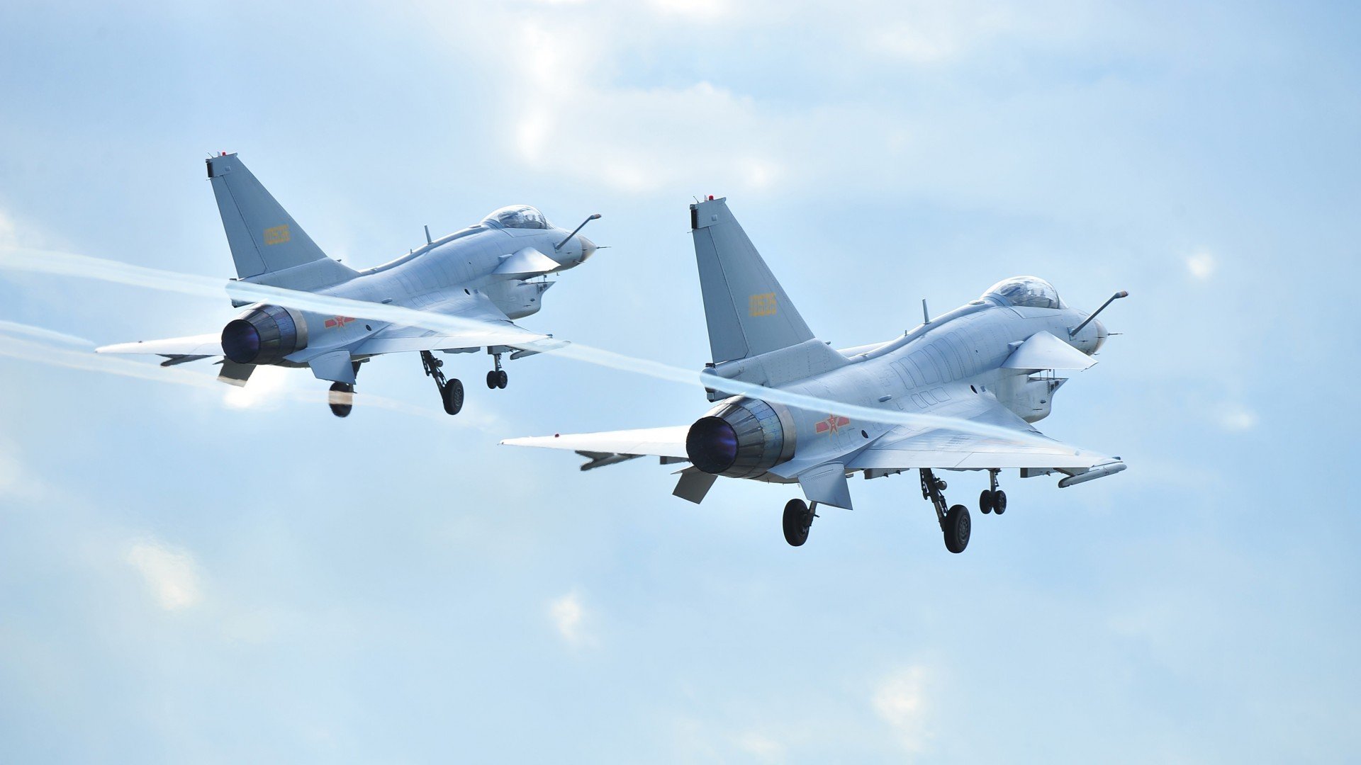 范弗利特攻防一体主宰赛场，新疆队火力全开速胜深圳