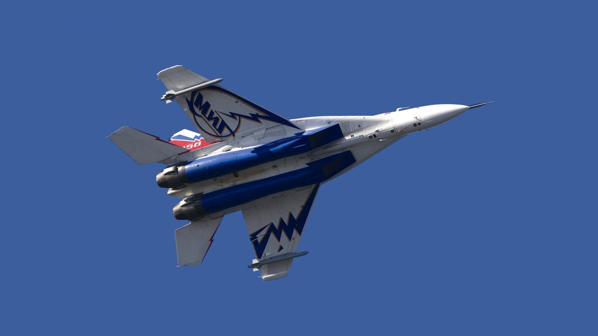 极速与策略的共振，F1街道赛的微操与伊拉克足球的一波流美学