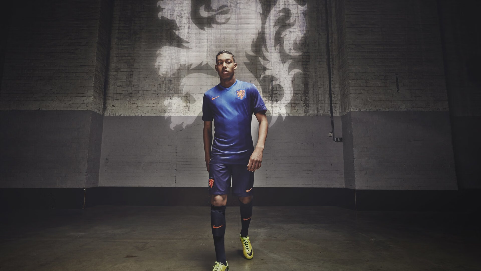 佩德里魔术师撕裂铁壁，莱比锡火力覆盖让巴萨窒息